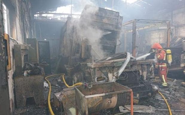 Imagen principal - Un incendio calcina un taller mecánico en Quart de Poblet