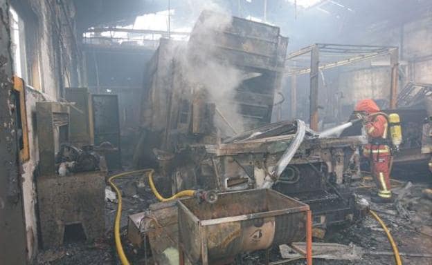 Un incendio calcina un taller mecánico en Quart de Poblet