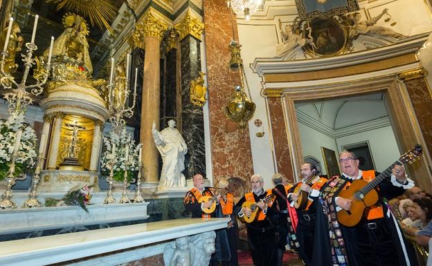 Ronda de las Tunas de Valencia a la Virgen de los Desamparados.