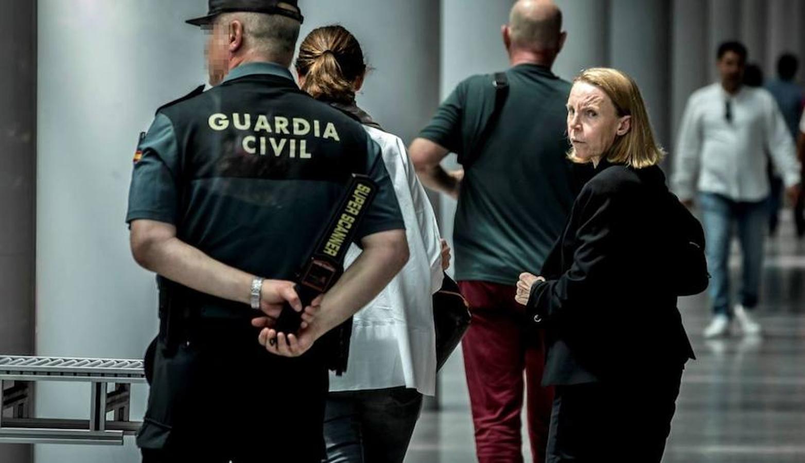 Llega a la Ciudad de la Justicia Rosa Barceló, esposa del expresidente de la Generalitat, Eduardo Zaplana, detenido por blanqueo de capitales. El exministro ha pasado este jueves a disposición judicial.