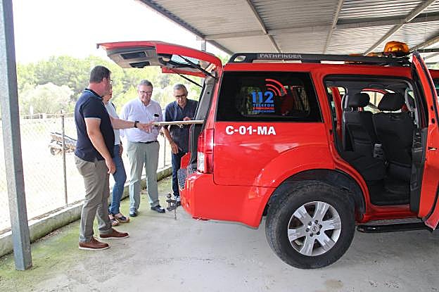 El presidente de ACIF muestra al diputado las prestaciones del vehículo que han recibido. 