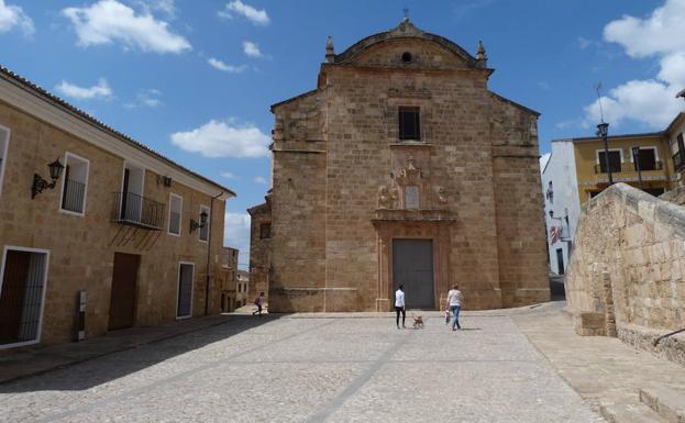 Un paseo por la plaza de La Vila en Montesa