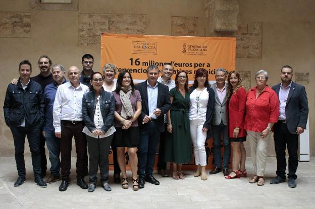 La vicepresidenta de la Diputación, Maria Josep Amigó, con alcaldes de l'Horta Nord. 