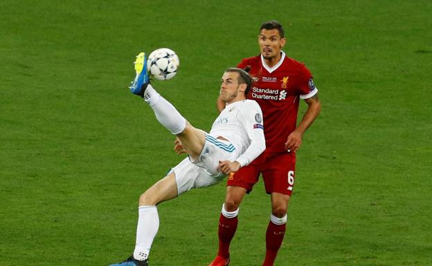 Bale marca de chilena el segundo gol de la final. 