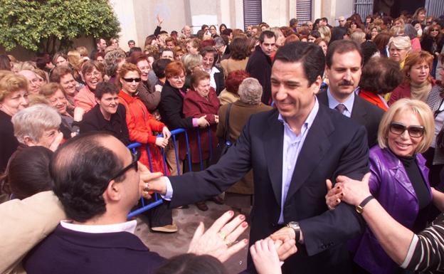 Años de esplendor. Eduardo Zaplana, recibiendo el saludo de sus seguidores durante un acto público. 