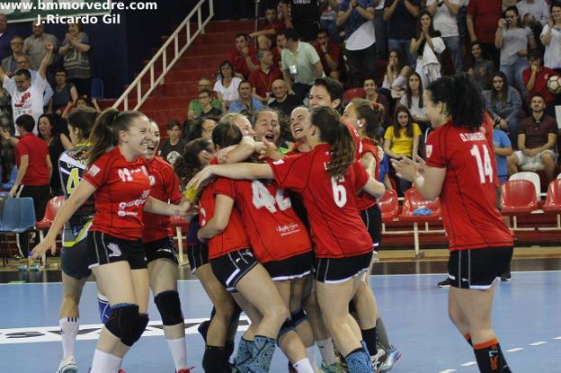 Las jugadoras del Morvedre celebran el ascenso. 