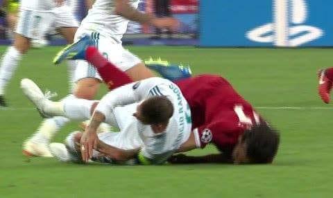 La acción real entre el madridista Sergio Ramos y Salah.