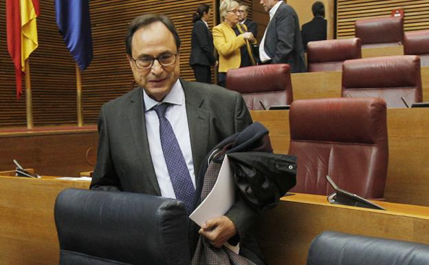 El conseller de Hacienda, Vicent Soler, en Les Corts. 