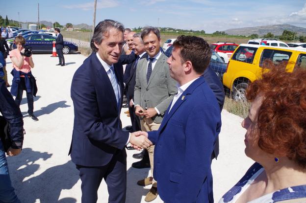 El alcalde de la Font saluda al ministro de Fomento en su visita a Caudete. 