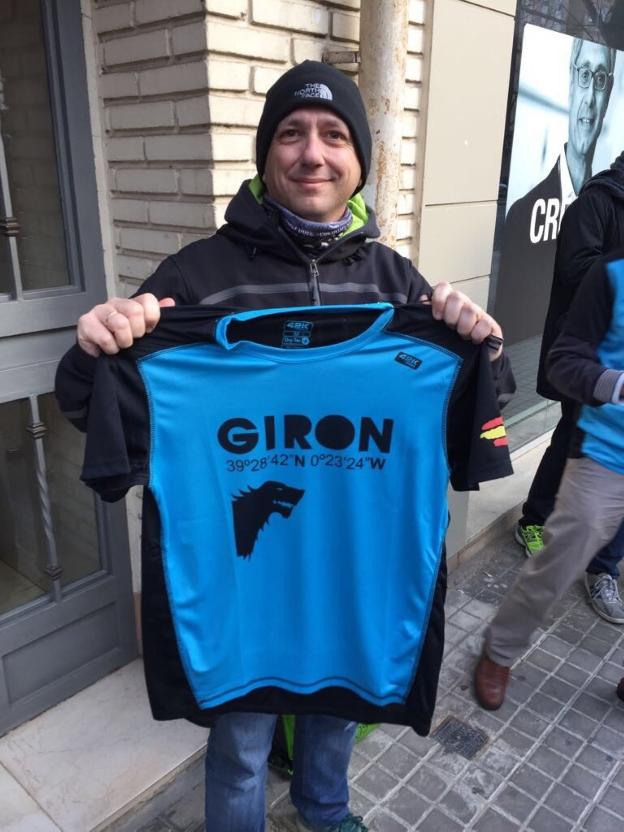 Miguel Girón muestra la camiseta que le hicieron sus amigos. 