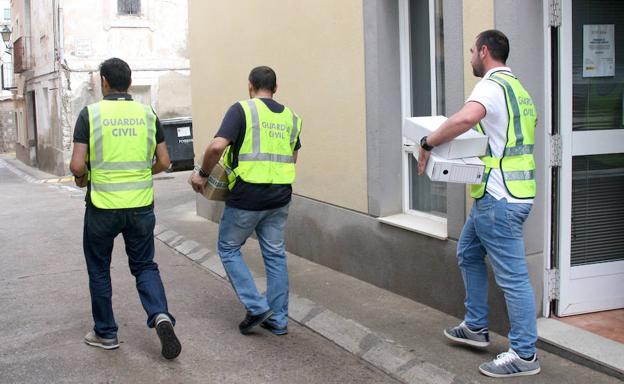 La UCO toma el Ayuntamiento de Navajas en busca de documentos del exalcalde