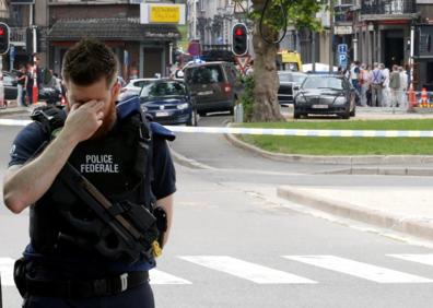 Imagen secundaria 1 - El presunto terrorista de Lieja atacó por la espalda a las dos polícias y les robó la pistola para matarlas