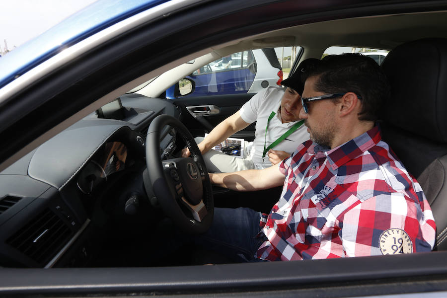 Más de mil usuarios probaron la movilidad ecológica en La Marina, en un recorrido que llevó a los probadores por el antiguo circuito de Fórmula 1. Para muchos fue el primer contacto con un coche ecológico, que no sólo tiene menos emisiones, sino un menor ruido y un mayor confort de marcha.