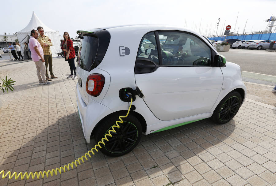 Más de mil usuarios probaron la movilidad ecológica en La Marina, en un recorrido que llevó a los probadores por el antiguo circuito de Fórmula 1. Para muchos fue el primer contacto con un coche ecológico, que no sólo tiene menos emisiones, sino un menor ruido y un mayor confort de marcha.