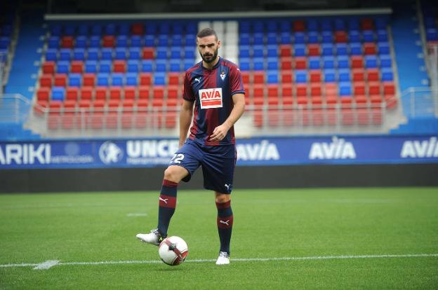 David Lombán el día de su presentación con el Eibar en el estadio de Ipurua. 