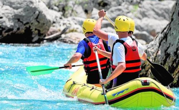 El rafting aprovecha el curso rápido de los ríos para vivir una experiencia emocionante.