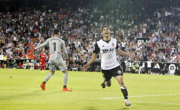 Guedes celebra su gol ante el Sevilla en Mestalla.