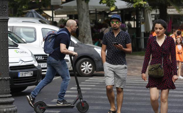 Patinetes y peatones deben convivir en la ciudad. 