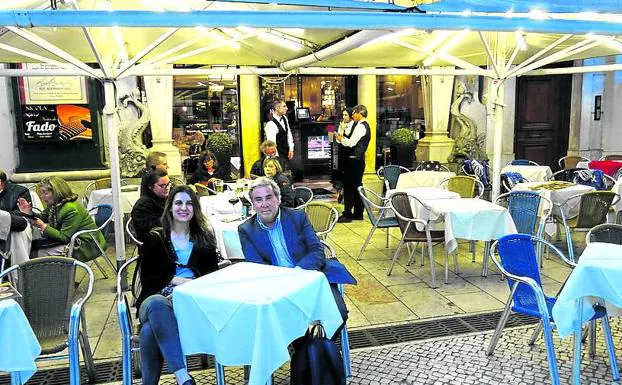 El director del Instituto Cervantes de Lisboa, Javier Rioyo, con una amiga, en el café Nicola. 