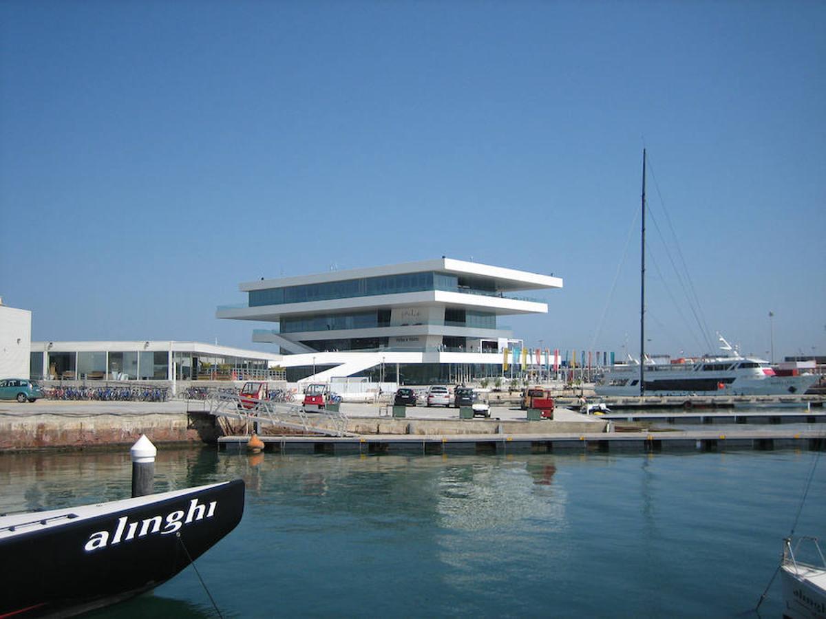 Una de las zonas de moda en la ciudad, y que acapara también muchas fotografías, es la Marina de València. Un lugar ideal para pasear junto al mar, comer o cenar, y tomar unas copas casi a cualquier hora del día.