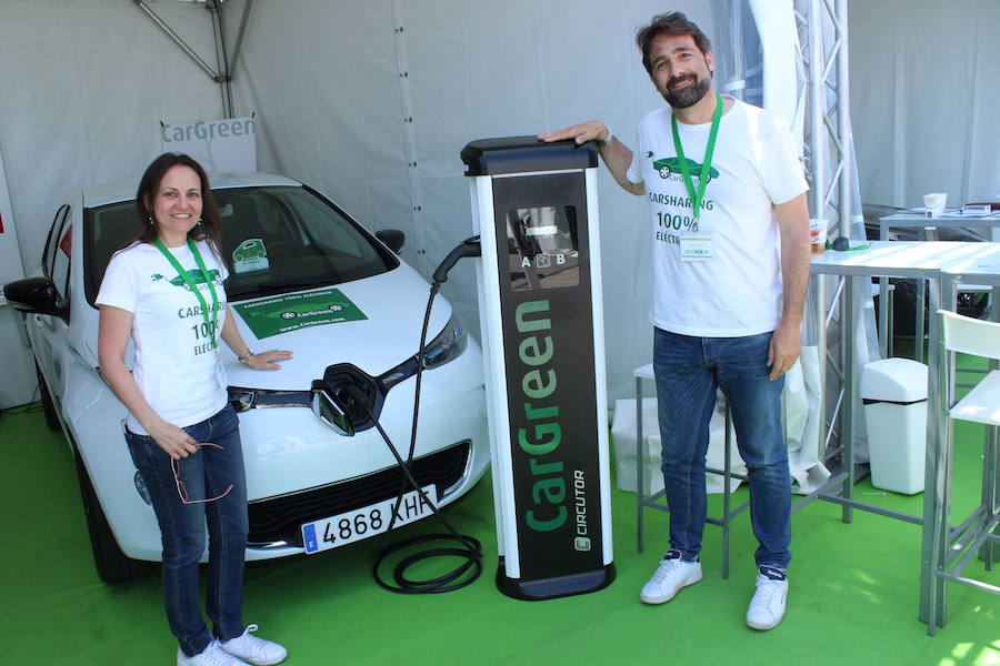 Más de veinte empresas se dieron cita en ECOMOV 2018, con fabricantes de coches eléctricos, híbridos y de gas y, además, bicis y motos eléctricas, empresas de 'car-sharing' y de recarga y asociaciones de empresas y de usuarios, entre otros.