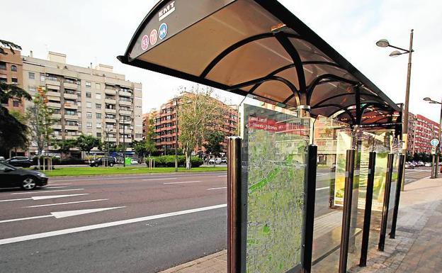 Parada de bus en la avenida del Cid sin paso de peatones.