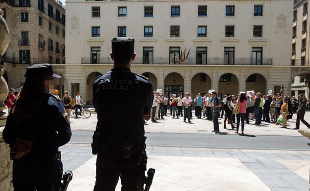 Dos policías, delante de la Audiencia de Alicante. 