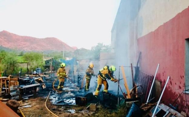 Los bomberos durante las tareas de extinción 