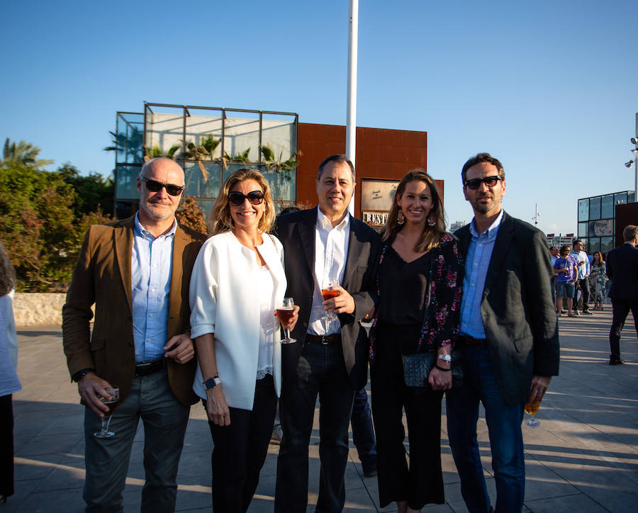 El alcalde de Valencia, Joan Ribó, el secretario autonómico de Turismo, Francesc Colomer, el escritor Santiago Posteguillo y el presidente de Rain Forest, José Maldonado, inauguran la impresionante escultura de un elefante africano, hito de la celebración del 10º aniversario del parque.