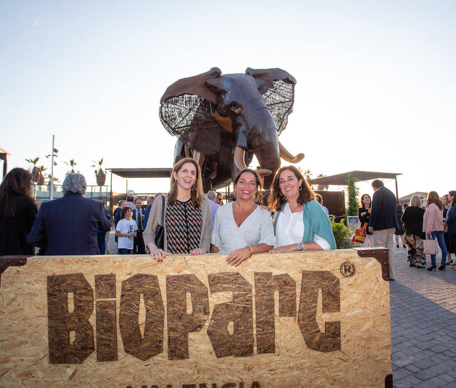 El alcalde de Valencia, Joan Ribó, el secretario autonómico de Turismo, Francesc Colomer, el escritor Santiago Posteguillo y el presidente de Rain Forest, José Maldonado, inauguran la impresionante escultura de un elefante africano, hito de la celebración del 10º aniversario del parque.