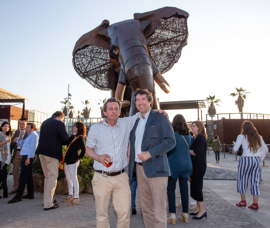 El alcalde de Valencia, Joan Ribó, el secretario autonómico de Turismo, Francesc Colomer, el escritor Santiago Posteguillo y el presidente de Rain Forest, José Maldonado, inauguran la impresionante escultura de un elefante africano, hito de la celebración del 10º aniversario del parque.