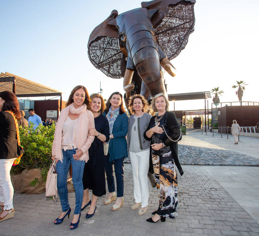 El alcalde de Valencia, Joan Ribó, el secretario autonómico de Turismo, Francesc Colomer, el escritor Santiago Posteguillo y el presidente de Rain Forest, José Maldonado, inauguran la impresionante escultura de un elefante africano, hito de la celebración del 10º aniversario del parque.