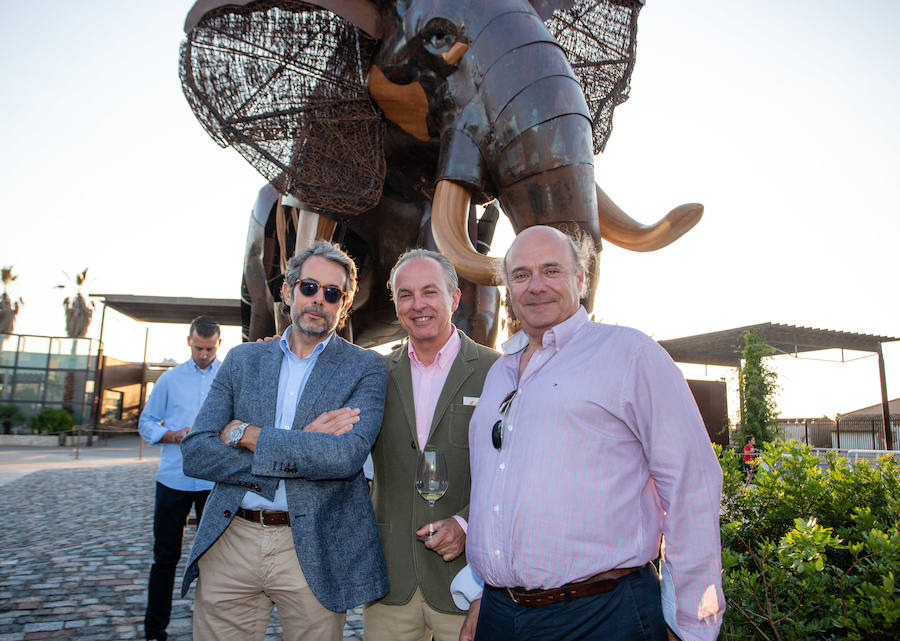 El alcalde de Valencia, Joan Ribó, el secretario autonómico de Turismo, Francesc Colomer, el escritor Santiago Posteguillo y el presidente de Rain Forest, José Maldonado, inauguran la impresionante escultura de un elefante africano, hito de la celebración del 10º aniversario del parque.