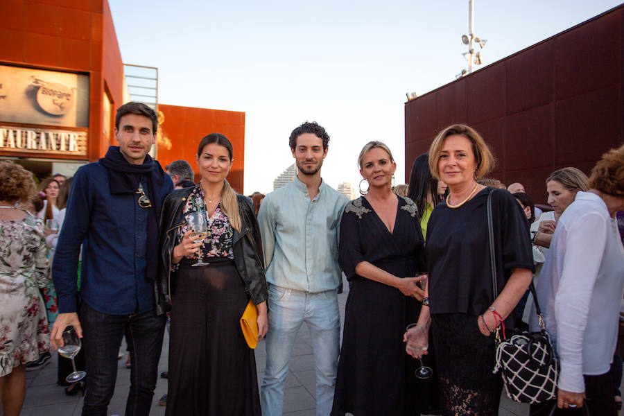 El alcalde de Valencia, Joan Ribó, el secretario autonómico de Turismo, Francesc Colomer, el escritor Santiago Posteguillo y el presidente de Rain Forest, José Maldonado, inauguran la impresionante escultura de un elefante africano, hito de la celebración del 10º aniversario del parque.