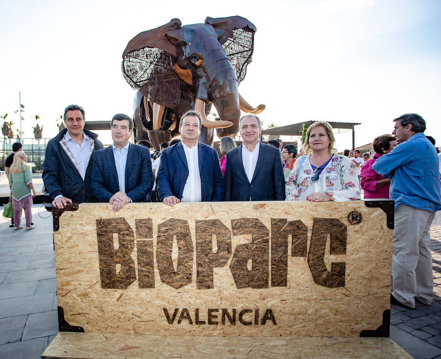 El alcalde de Valencia, Joan Ribó, el secretario autonómico de Turismo, Francesc Colomer, el escritor Santiago Posteguillo y el presidente de Rain Forest, José Maldonado, inauguran la impresionante escultura de un elefante africano, hito de la celebración del 10º aniversario del parque.