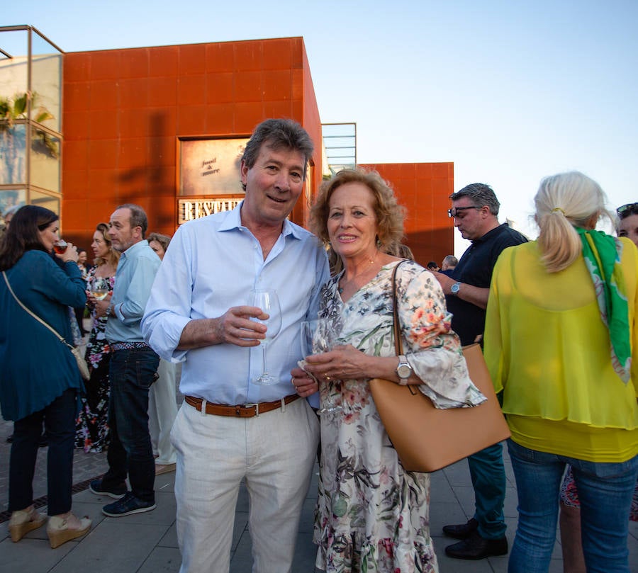 El alcalde de Valencia, Joan Ribó, el secretario autonómico de Turismo, Francesc Colomer, el escritor Santiago Posteguillo y el presidente de Rain Forest, José Maldonado, inauguran la impresionante escultura de un elefante africano, hito de la celebración del 10º aniversario del parque.