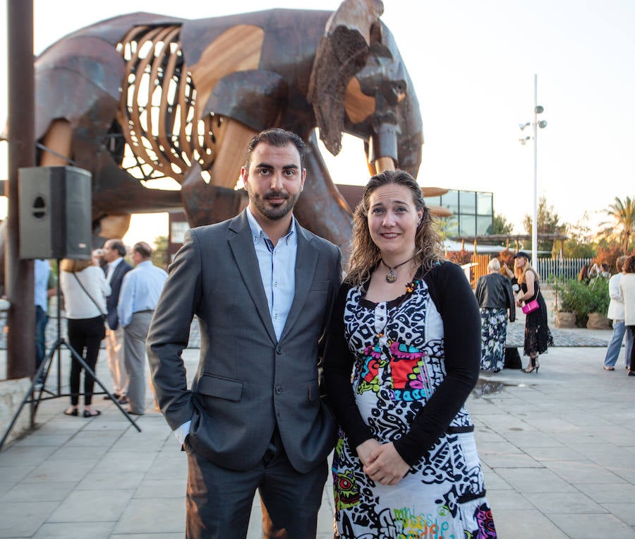 El alcalde de Valencia, Joan Ribó, el secretario autonómico de Turismo, Francesc Colomer, el escritor Santiago Posteguillo y el presidente de Rain Forest, José Maldonado, inauguran la impresionante escultura de un elefante africano, hito de la celebración del 10º aniversario del parque.