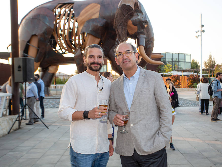 El alcalde de Valencia, Joan Ribó, el secretario autonómico de Turismo, Francesc Colomer, el escritor Santiago Posteguillo y el presidente de Rain Forest, José Maldonado, inauguran la impresionante escultura de un elefante africano, hito de la celebración del 10º aniversario del parque.