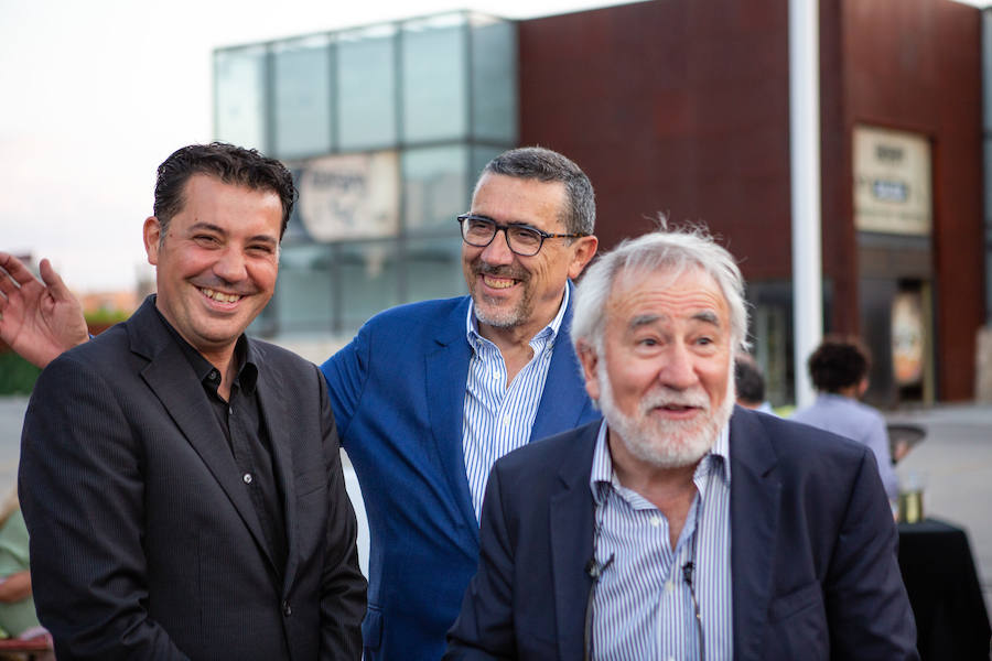 El alcalde de Valencia, Joan Ribó, el secretario autonómico de Turismo, Francesc Colomer, el escritor Santiago Posteguillo y el presidente de Rain Forest, José Maldonado, inauguran la impresionante escultura de un elefante africano, hito de la celebración del 10º aniversario del parque.