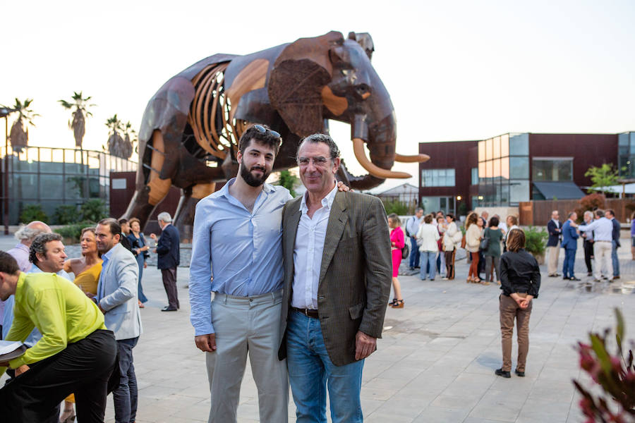 El alcalde de Valencia, Joan Ribó, el secretario autonómico de Turismo, Francesc Colomer, el escritor Santiago Posteguillo y el presidente de Rain Forest, José Maldonado, inauguran la impresionante escultura de un elefante africano, hito de la celebración del 10º aniversario del parque.