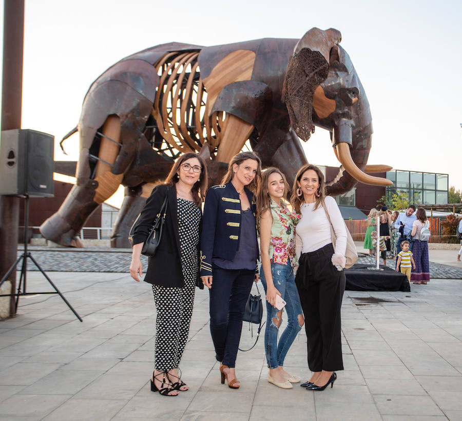 El alcalde de Valencia, Joan Ribó, el secretario autonómico de Turismo, Francesc Colomer, el escritor Santiago Posteguillo y el presidente de Rain Forest, José Maldonado, inauguran la impresionante escultura de un elefante africano, hito de la celebración del 10º aniversario del parque.