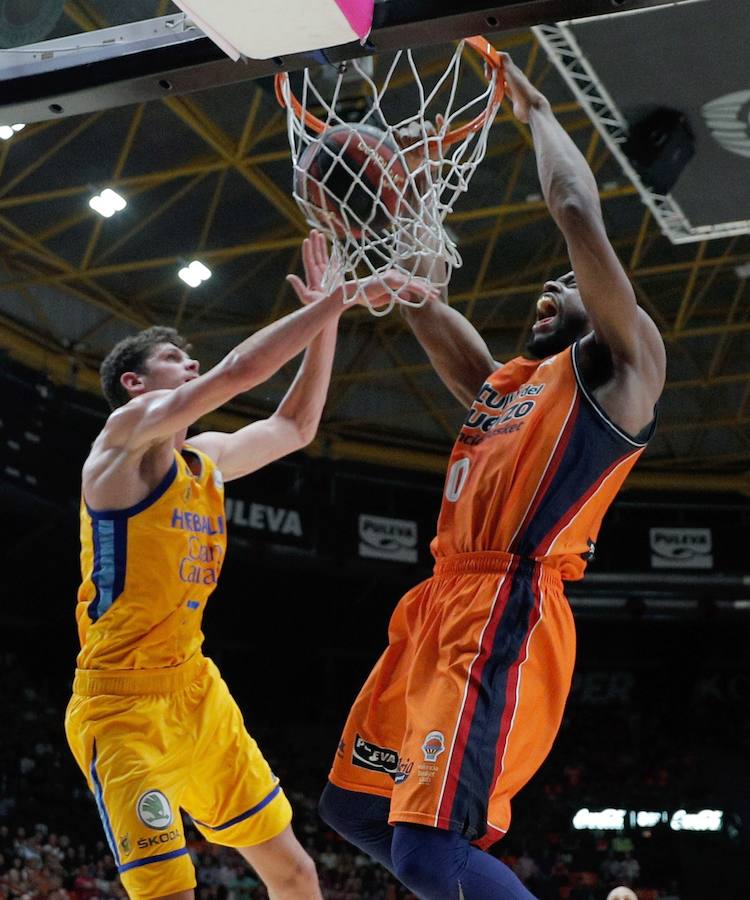 Estas son las imágenes que deja el tercer partido de cuartos de playoff en la Fonteta