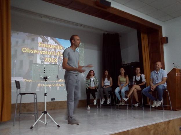 El profesor coordinador de la actividad, Ramir Moscardó, y cuatro alumnas participantes. 