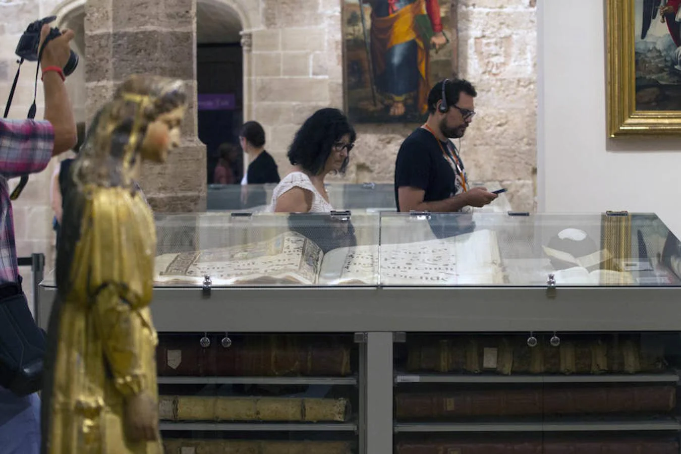 Se ha presentado la nueva sala del museo catedralicio y un libro que analiza la presencia artística de San Vicente Ferrer tanto en el interior como en el exterior del templo.