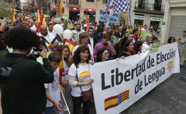 Imagen principal - Marcha contra el requisito lingüistico en Valencia.