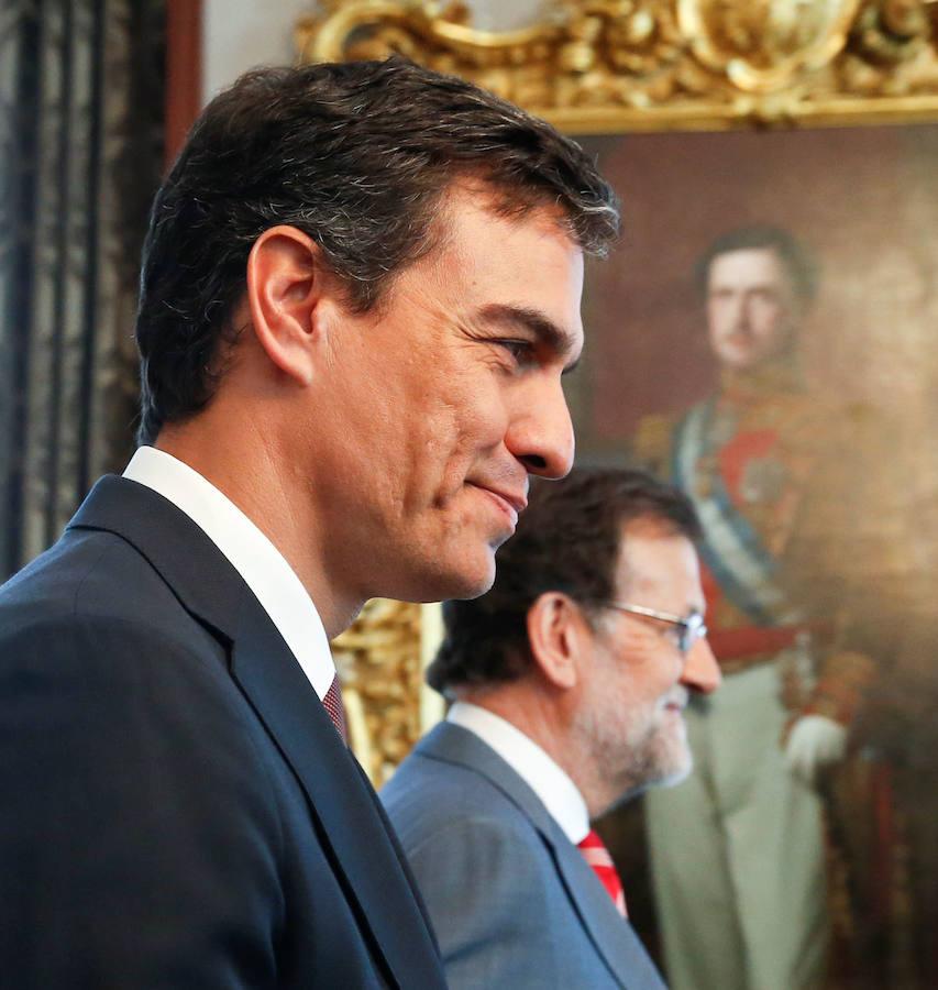 Pedro Sánchez, candidato del PSOE, y Mariano Rajoy, candidato del PP y presidente en funciones, posando antes de su reunión dentro de la ronda de contactos para la formación de gobierno en 2016. En junio, el PSOE alcanzaría su mínimo histórico en unas elecciones (84 diputados). Sánchez dimitiría en octubre como secretario general por la presión de los críticos de su partido.