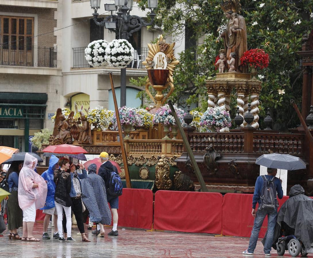 Fotos: Las Rocas se exponen en la plaza de la Virgen bajo la lluvia