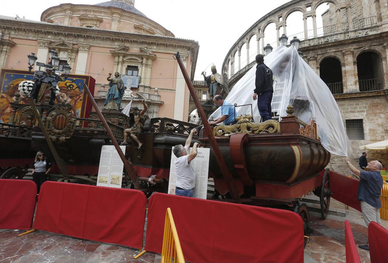 Fotos: Las Rocas se exponen en la plaza de la Virgen bajo la lluvia