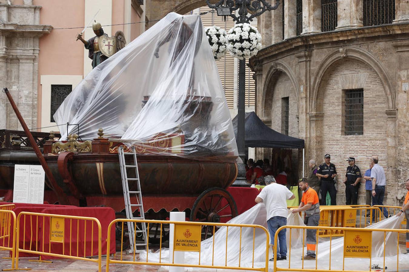 Fotos: Las Rocas se exponen en la plaza de la Virgen bajo la lluvia