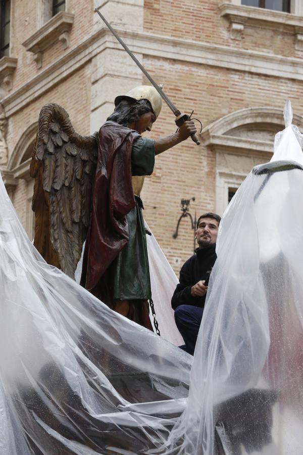 Fotos: Las Rocas se exponen en la plaza de la Virgen bajo la lluvia